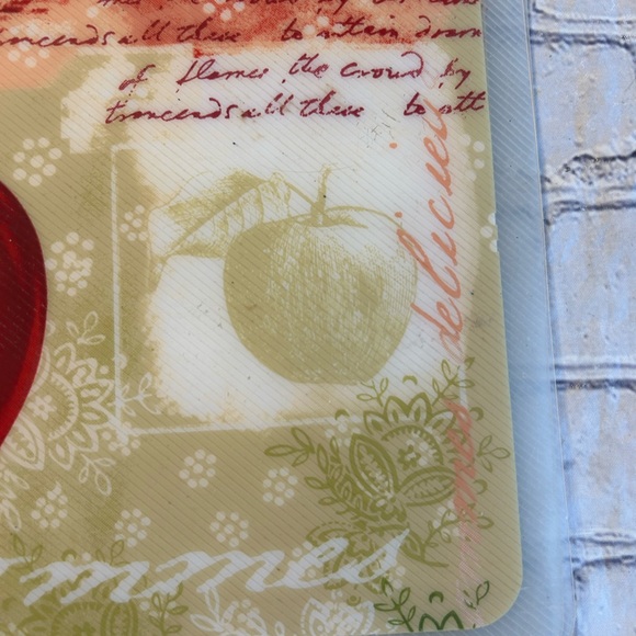 SET OF (4) PLASTIC APPLE THEMED PLACEMATS - Picture 4 of 7